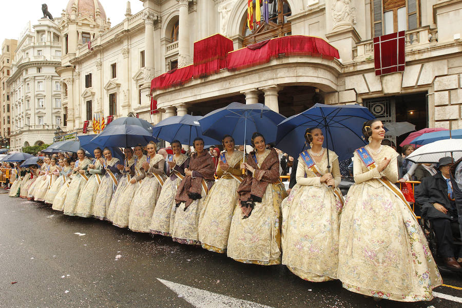 Las tropas moras y cristianas han desfilado esta tarde por Valencia para conmemorar este 9 d'Octubre, el Día de la Comunitat Valenciana. La impresionante entrada ha comenzado a las 17.00 horas, en recuerdo a la conquista de Jaume I hace ya 780 años. Dos horas y media de espectáculo en la que han participado cerca de 2.000 personas, para formar 22 escuadras cristianas y 34 moras. El acto se ha convertido en uno de los más esperados y populares de la festividad de la Comunitat, y logra reunir año tras año (incluso bajo la lluvia) a miles de valencianos para revivir la histórica entrada del rey. 