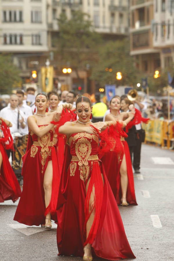 Las tropas moras y cristianas han desfilado esta tarde por Valencia para conmemorar este 9 d'Octubre, el Día de la Comunitat Valenciana. La impresionante entrada ha comenzado a las 17.00 horas, en recuerdo a la conquista de Jaume I hace ya 780 años. Dos horas y media de espectáculo en la que han participado cerca de 2.000 personas, para formar 22 escuadras cristianas y 34 moras. El acto se ha convertido en uno de los más esperados y populares de la festividad de la Comunitat, y logra reunir año tras año (incluso bajo la lluvia) a miles de valencianos para revivir la histórica entrada del rey. 