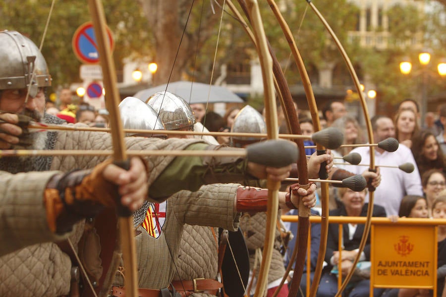 Las tropas moras y cristianas han desfilado esta tarde por Valencia para conmemorar este 9 d'Octubre, el Día de la Comunitat Valenciana. La impresionante entrada ha comenzado a las 17.00 horas, en recuerdo a la conquista de Jaume I hace ya 780 años. Dos horas y media de espectáculo en la que han participado cerca de 2.000 personas, para formar 22 escuadras cristianas y 34 moras. El acto se ha convertido en uno de los más esperados y populares de la festividad de la Comunitat, y logra reunir año tras año (incluso bajo la lluvia) a miles de valencianos para revivir la histórica entrada del rey. 