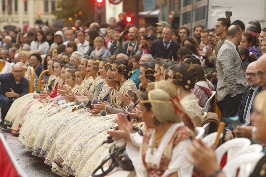 Las tropas moras y cristianas han desfilado esta tarde por Valencia para conmemorar este 9 d'Octubre, el Día de la Comunitat Valenciana. La impresionante entrada ha comenzado a las 17.00 horas, en recuerdo a la conquista de Jaume I hace ya 780 años. Dos horas y media de espectáculo en la que han participado cerca de 2.000 personas, para formar 22 escuadras cristianas y 34 moras. El acto se ha convertido en uno de los más esperados y populares de la festividad de la Comunitat, y logra reunir año tras año (incluso bajo la lluvia) a miles de valencianos para revivir la histórica entrada del rey. 