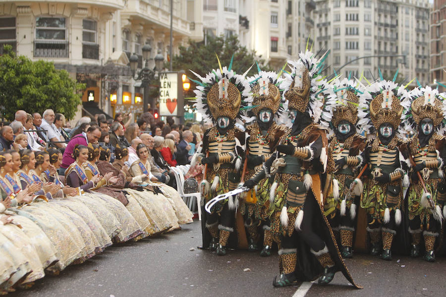 Las tropas moras y cristianas han desfilado esta tarde por Valencia para conmemorar este 9 d'Octubre, el Día de la Comunitat Valenciana. La impresionante entrada ha comenzado a las 17.00 horas, en recuerdo a la conquista de Jaume I hace ya 780 años. Dos horas y media de espectáculo en la que han participado cerca de 2.000 personas, para formar 22 escuadras cristianas y 34 moras. El acto se ha convertido en uno de los más esperados y populares de la festividad de la Comunitat, y logra reunir año tras año (incluso bajo la lluvia) a miles de valencianos para revivir la histórica entrada del rey. 