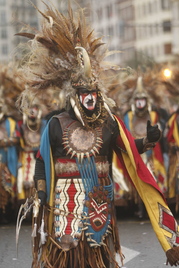 Las tropas moras y cristianas han desfilado esta tarde por Valencia para conmemorar este 9 d'Octubre, el Día de la Comunitat Valenciana. La impresionante entrada ha comenzado a las 17.00 horas, en recuerdo a la conquista de Jaume I hace ya 780 años. Dos horas y media de espectáculo en la que han participado cerca de 2.000 personas, para formar 22 escuadras cristianas y 34 moras. El acto se ha convertido en uno de los más esperados y populares de la festividad de la Comunitat, y logra reunir año tras año (incluso bajo la lluvia) a miles de valencianos para revivir la histórica entrada del rey. 