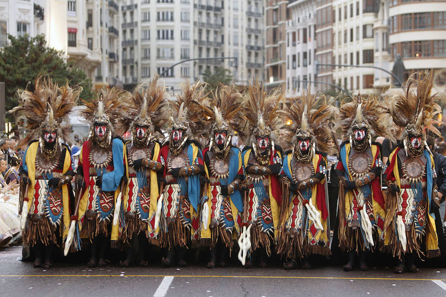 Las tropas moras y cristianas han desfilado esta tarde por Valencia para conmemorar este 9 d'Octubre, el Día de la Comunitat Valenciana. La impresionante entrada ha comenzado a las 17.00 horas, en recuerdo a la conquista de Jaume I hace ya 780 años. Dos horas y media de espectáculo en la que han participado cerca de 2.000 personas, para formar 22 escuadras cristianas y 34 moras. El acto se ha convertido en uno de los más esperados y populares de la festividad de la Comunitat, y logra reunir año tras año (incluso bajo la lluvia) a miles de valencianos para revivir la histórica entrada del rey. 