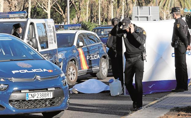 El cuerpo del hombre asesinado, tapado con una sábana, junto a La Fe.