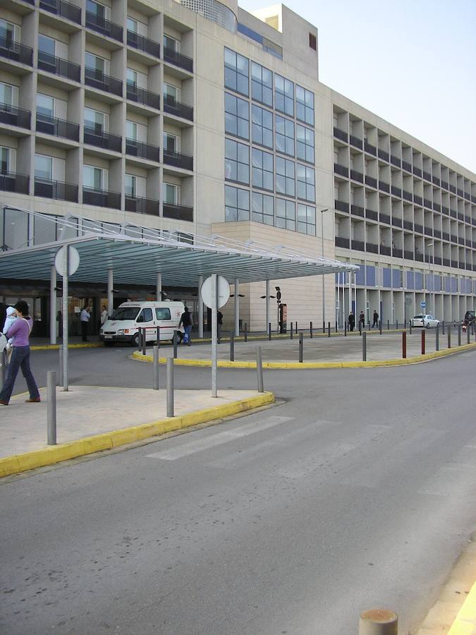 Fachada del Hospital Infanta Luisa, en el barrio de Triana, en Sevilla.