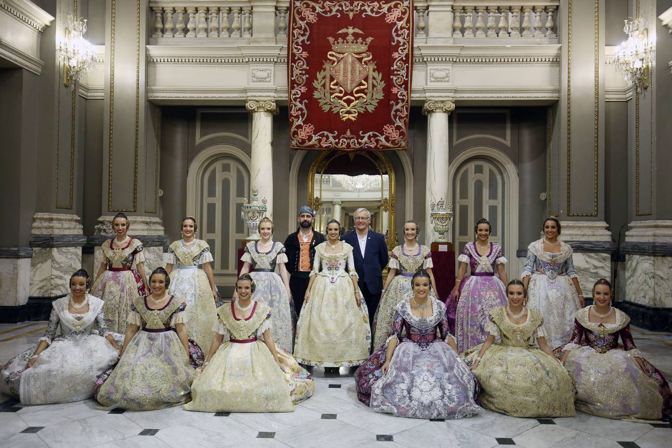 El hemiciclo del Ayuntamiento de Valencia ha acogido esta tarde el acto de proclamación de las falleras mayores de 2019: Marina Civera y Sara Larrazábal.