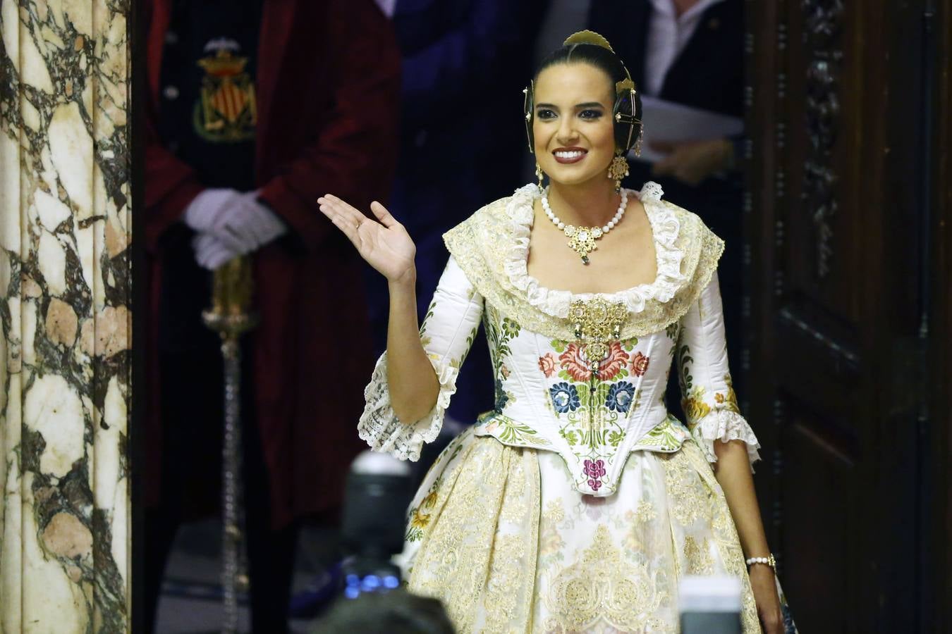 El hemiciclo del Ayuntamiento de Valencia ha acogido esta tarde el acto de proclamación de las falleras mayores de 2019: Marina Civera y Sara Larrazábal.