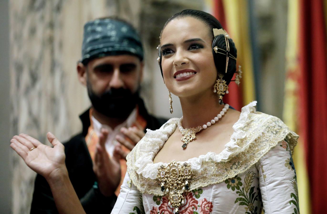 El hemiciclo del Ayuntamiento de Valencia ha acogido esta tarde el acto de proclamación de las falleras mayores de 2019: Marina Civera y Sara Larrazábal.