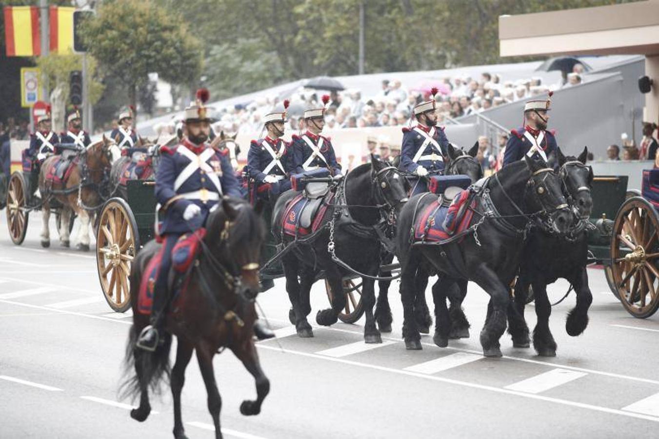 os Reyes han presidido este viernes el desfile del Día de la Fiesta Nacional, que ha llevado al centro de Madrid a casi 4.000 militares de los dos Ejércitos y la Armada, 88 aeronaves y 152 vehículos, acompañados de efectivos de la Guardia Civil, la Policía Nacional, Protección Civil y Salvamento Marítimo. Es el primer 12 de octubre del Gobierno de Pedro Sánchez y también el primero de Pablo Casado como líder del PP.