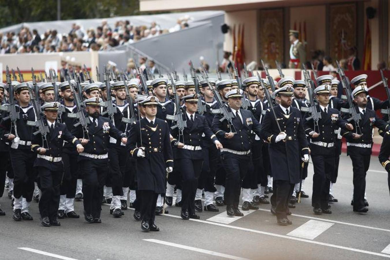 os Reyes han presidido este viernes el desfile del Día de la Fiesta Nacional, que ha llevado al centro de Madrid a casi 4.000 militares de los dos Ejércitos y la Armada, 88 aeronaves y 152 vehículos, acompañados de efectivos de la Guardia Civil, la Policía Nacional, Protección Civil y Salvamento Marítimo. Es el primer 12 de octubre del Gobierno de Pedro Sánchez y también el primero de Pablo Casado como líder del PP.