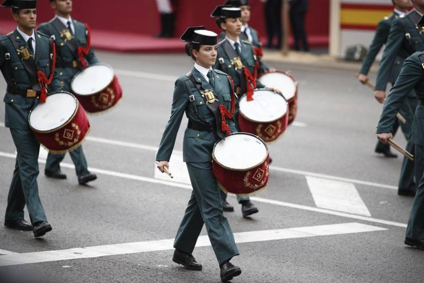 os Reyes han presidido este viernes el desfile del Día de la Fiesta Nacional, que ha llevado al centro de Madrid a casi 4.000 militares de los dos Ejércitos y la Armada, 88 aeronaves y 152 vehículos, acompañados de efectivos de la Guardia Civil, la Policía Nacional, Protección Civil y Salvamento Marítimo. Es el primer 12 de octubre del Gobierno de Pedro Sánchez y también el primero de Pablo Casado como líder del PP.