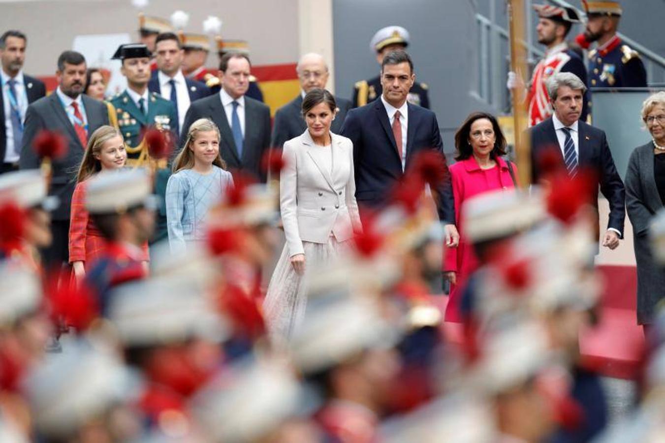 os Reyes han presidido este viernes el desfile del Día de la Fiesta Nacional, que ha llevado al centro de Madrid a casi 4.000 militares de los dos Ejércitos y la Armada, 88 aeronaves y 152 vehículos, acompañados de efectivos de la Guardia Civil, la Policía Nacional, Protección Civil y Salvamento Marítimo. Es el primer 12 de octubre del Gobierno de Pedro Sánchez y también el primero de Pablo Casado como líder del PP.