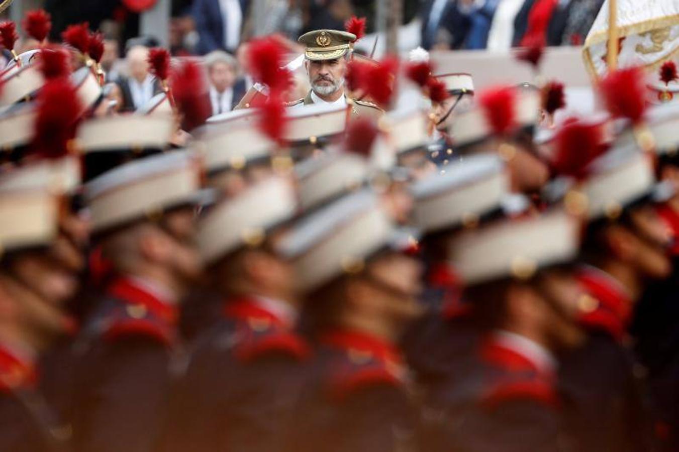 os Reyes han presidido este viernes el desfile del Día de la Fiesta Nacional, que ha llevado al centro de Madrid a casi 4.000 militares de los dos Ejércitos y la Armada, 88 aeronaves y 152 vehículos, acompañados de efectivos de la Guardia Civil, la Policía Nacional, Protección Civil y Salvamento Marítimo. Es el primer 12 de octubre del Gobierno de Pedro Sánchez y también el primero de Pablo Casado como líder del PP.