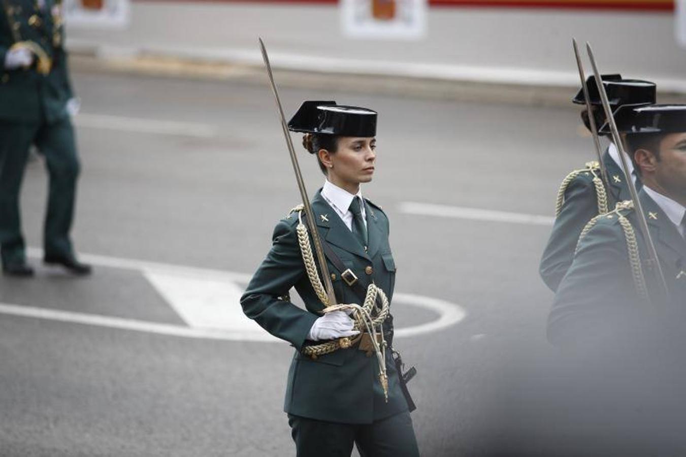 os Reyes han presidido este viernes el desfile del Día de la Fiesta Nacional, que ha llevado al centro de Madrid a casi 4.000 militares de los dos Ejércitos y la Armada, 88 aeronaves y 152 vehículos, acompañados de efectivos de la Guardia Civil, la Policía Nacional, Protección Civil y Salvamento Marítimo. Es el primer 12 de octubre del Gobierno de Pedro Sánchez y también el primero de Pablo Casado como líder del PP.