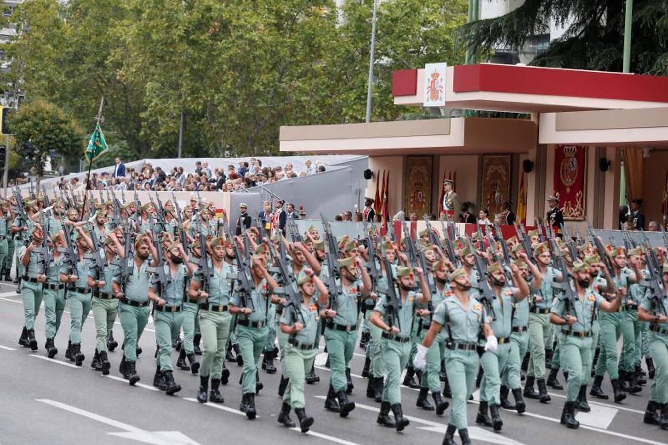 os Reyes han presidido este viernes el desfile del Día de la Fiesta Nacional, que ha llevado al centro de Madrid a casi 4.000 militares de los dos Ejércitos y la Armada, 88 aeronaves y 152 vehículos, acompañados de efectivos de la Guardia Civil, la Policía Nacional, Protección Civil y Salvamento Marítimo. Es el primer 12 de octubre del Gobierno de Pedro Sánchez y también el primero de Pablo Casado como líder del PP.