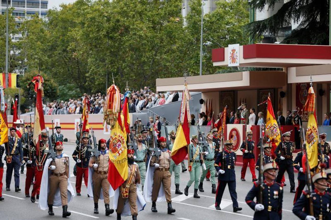 os Reyes han presidido este viernes el desfile del Día de la Fiesta Nacional, que ha llevado al centro de Madrid a casi 4.000 militares de los dos Ejércitos y la Armada, 88 aeronaves y 152 vehículos, acompañados de efectivos de la Guardia Civil, la Policía Nacional, Protección Civil y Salvamento Marítimo. Es el primer 12 de octubre del Gobierno de Pedro Sánchez y también el primero de Pablo Casado como líder del PP.