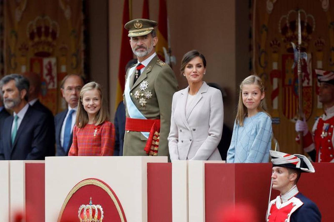 os Reyes han presidido este viernes el desfile del Día de la Fiesta Nacional, que ha llevado al centro de Madrid a casi 4.000 militares de los dos Ejércitos y la Armada, 88 aeronaves y 152 vehículos, acompañados de efectivos de la Guardia Civil, la Policía Nacional, Protección Civil y Salvamento Marítimo. Es el primer 12 de octubre del Gobierno de Pedro Sánchez y también el primero de Pablo Casado como líder del PP.