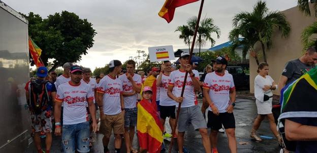 Desfile de deportistas españoles en Hawaii. 