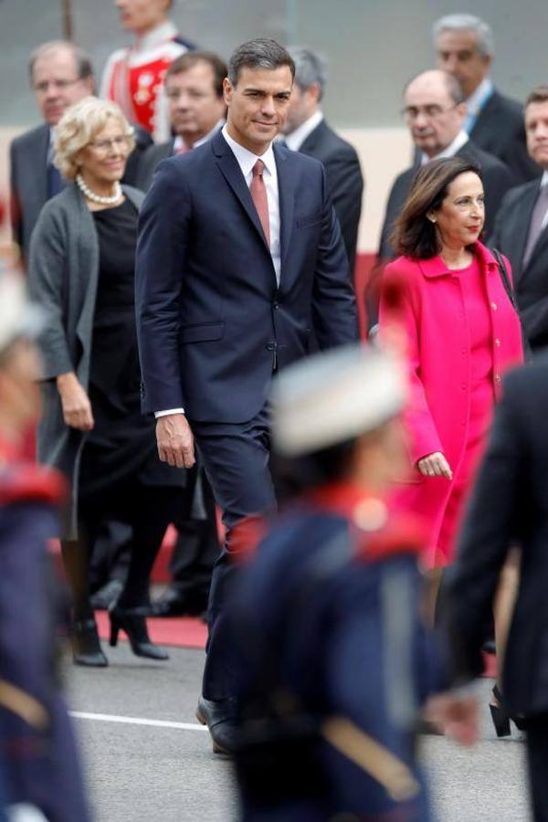 os Reyes han presidido este viernes el desfile del Día de la Fiesta Nacional, que ha llevado al centro de Madrid a casi 4.000 militares de los dos Ejércitos y la Armada, 88 aeronaves y 152 vehículos, acompañados de efectivos de la Guardia Civil, la Policía Nacional, Protección Civil y Salvamento Marítimo. Es el primer 12 de octubre del Gobierno de Pedro Sánchez y también el primero de Pablo Casado como líder del PP.