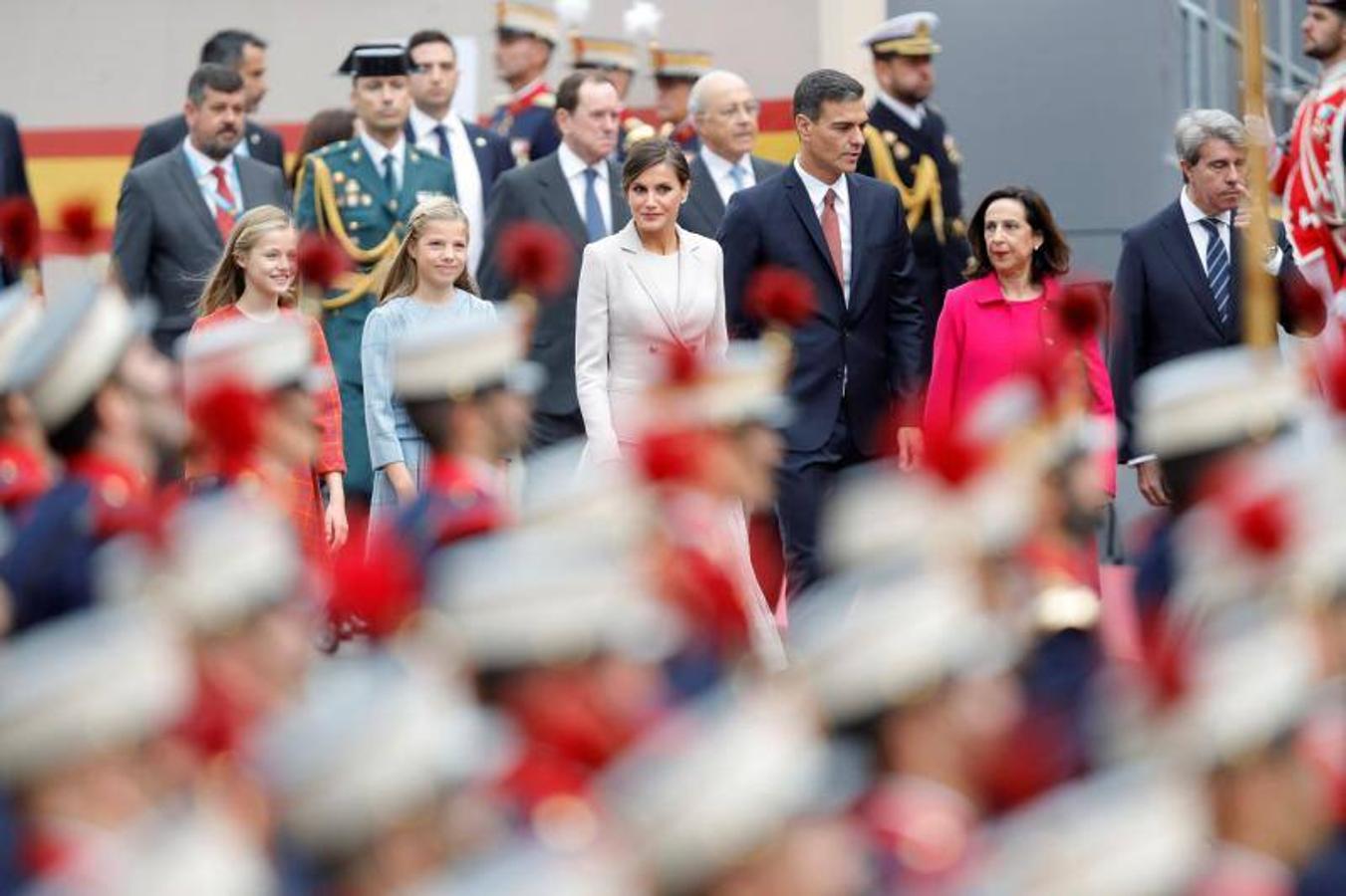 os Reyes han presidido este viernes el desfile del Día de la Fiesta Nacional, que ha llevado al centro de Madrid a casi 4.000 militares de los dos Ejércitos y la Armada, 88 aeronaves y 152 vehículos, acompañados de efectivos de la Guardia Civil, la Policía Nacional, Protección Civil y Salvamento Marítimo. Es el primer 12 de octubre del Gobierno de Pedro Sánchez y también el primero de Pablo Casado como líder del PP.