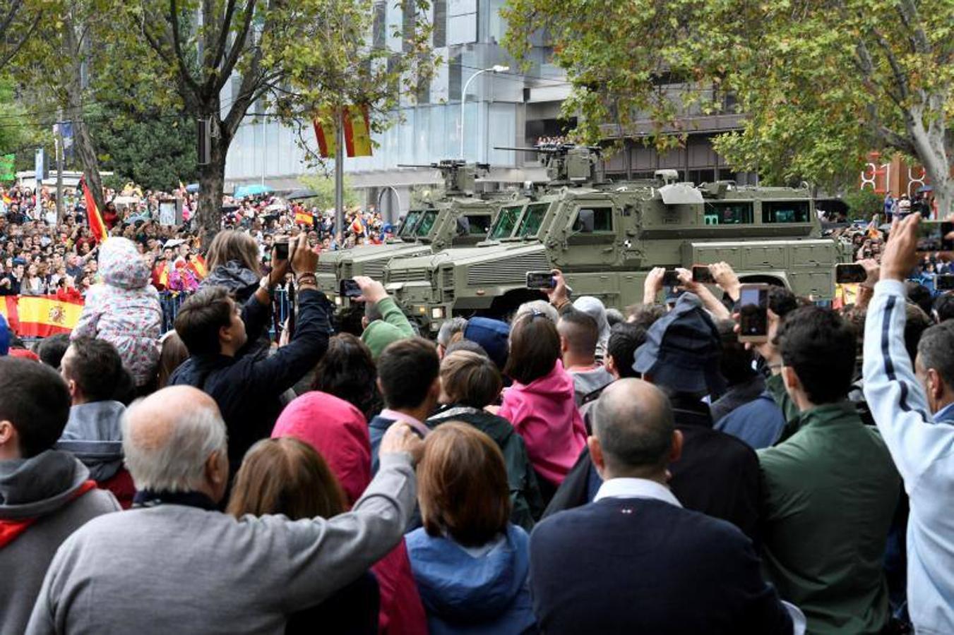 os Reyes han presidido este viernes el desfile del Día de la Fiesta Nacional, que ha llevado al centro de Madrid a casi 4.000 militares de los dos Ejércitos y la Armada, 88 aeronaves y 152 vehículos, acompañados de efectivos de la Guardia Civil, la Policía Nacional, Protección Civil y Salvamento Marítimo. Es el primer 12 de octubre del Gobierno de Pedro Sánchez y también el primero de Pablo Casado como líder del PP.