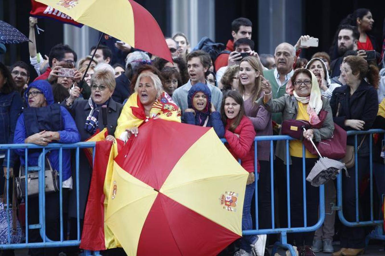 os Reyes han presidido este viernes el desfile del Día de la Fiesta Nacional, que ha llevado al centro de Madrid a casi 4.000 militares de los dos Ejércitos y la Armada, 88 aeronaves y 152 vehículos, acompañados de efectivos de la Guardia Civil, la Policía Nacional, Protección Civil y Salvamento Marítimo. Es el primer 12 de octubre del Gobierno de Pedro Sánchez y también el primero de Pablo Casado como líder del PP.