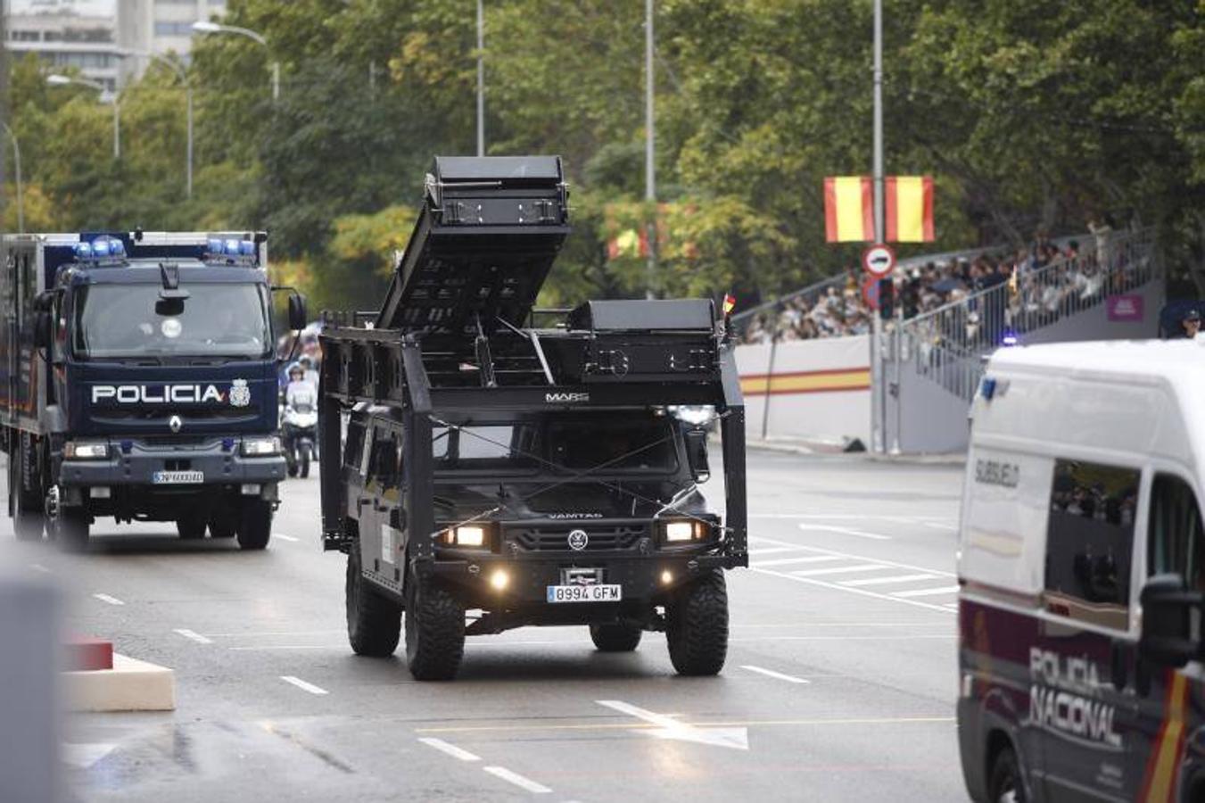 os Reyes han presidido este viernes el desfile del Día de la Fiesta Nacional, que ha llevado al centro de Madrid a casi 4.000 militares de los dos Ejércitos y la Armada, 88 aeronaves y 152 vehículos, acompañados de efectivos de la Guardia Civil, la Policía Nacional, Protección Civil y Salvamento Marítimo. Es el primer 12 de octubre del Gobierno de Pedro Sánchez y también el primero de Pablo Casado como líder del PP.