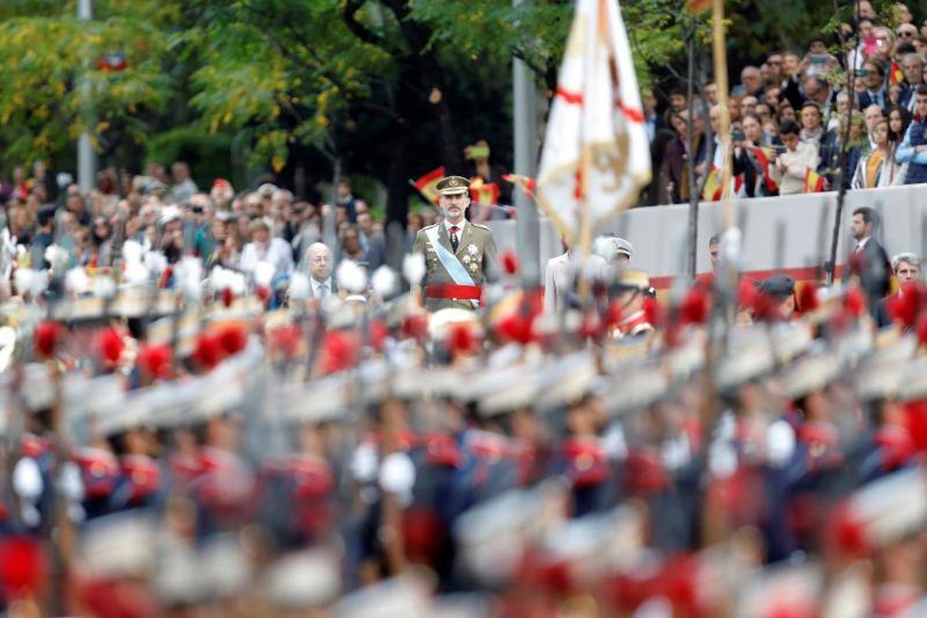 os Reyes han presidido este viernes el desfile del Día de la Fiesta Nacional, que ha llevado al centro de Madrid a casi 4.000 militares de los dos Ejércitos y la Armada, 88 aeronaves y 152 vehículos, acompañados de efectivos de la Guardia Civil, la Policía Nacional, Protección Civil y Salvamento Marítimo. Es el primer 12 de octubre del Gobierno de Pedro Sánchez y también el primero de Pablo Casado como líder del PP.