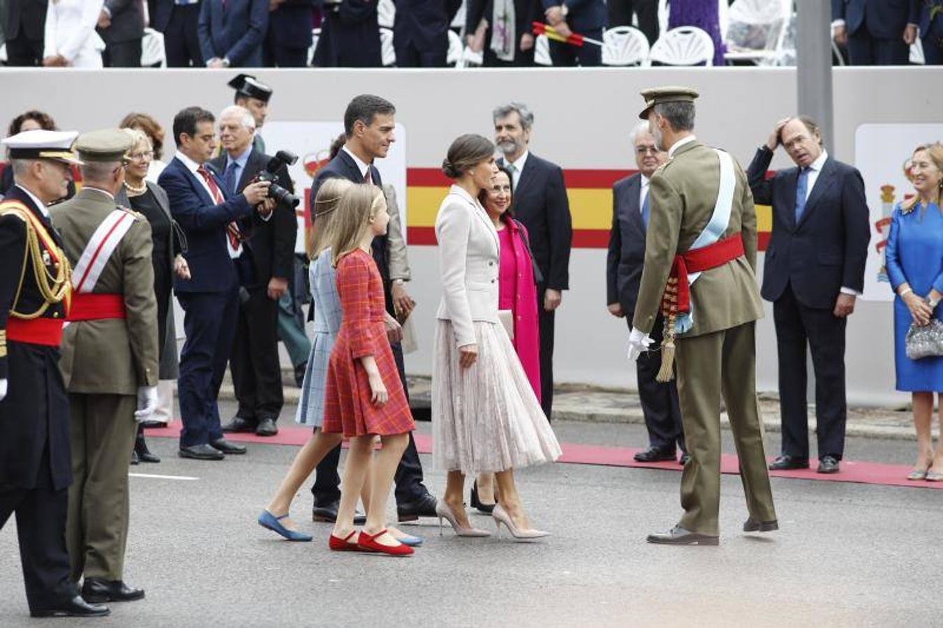 os Reyes han presidido este viernes el desfile del Día de la Fiesta Nacional, que ha llevado al centro de Madrid a casi 4.000 militares de los dos Ejércitos y la Armada, 88 aeronaves y 152 vehículos, acompañados de efectivos de la Guardia Civil, la Policía Nacional, Protección Civil y Salvamento Marítimo. Es el primer 12 de octubre del Gobierno de Pedro Sánchez y también el primero de Pablo Casado como líder del PP.