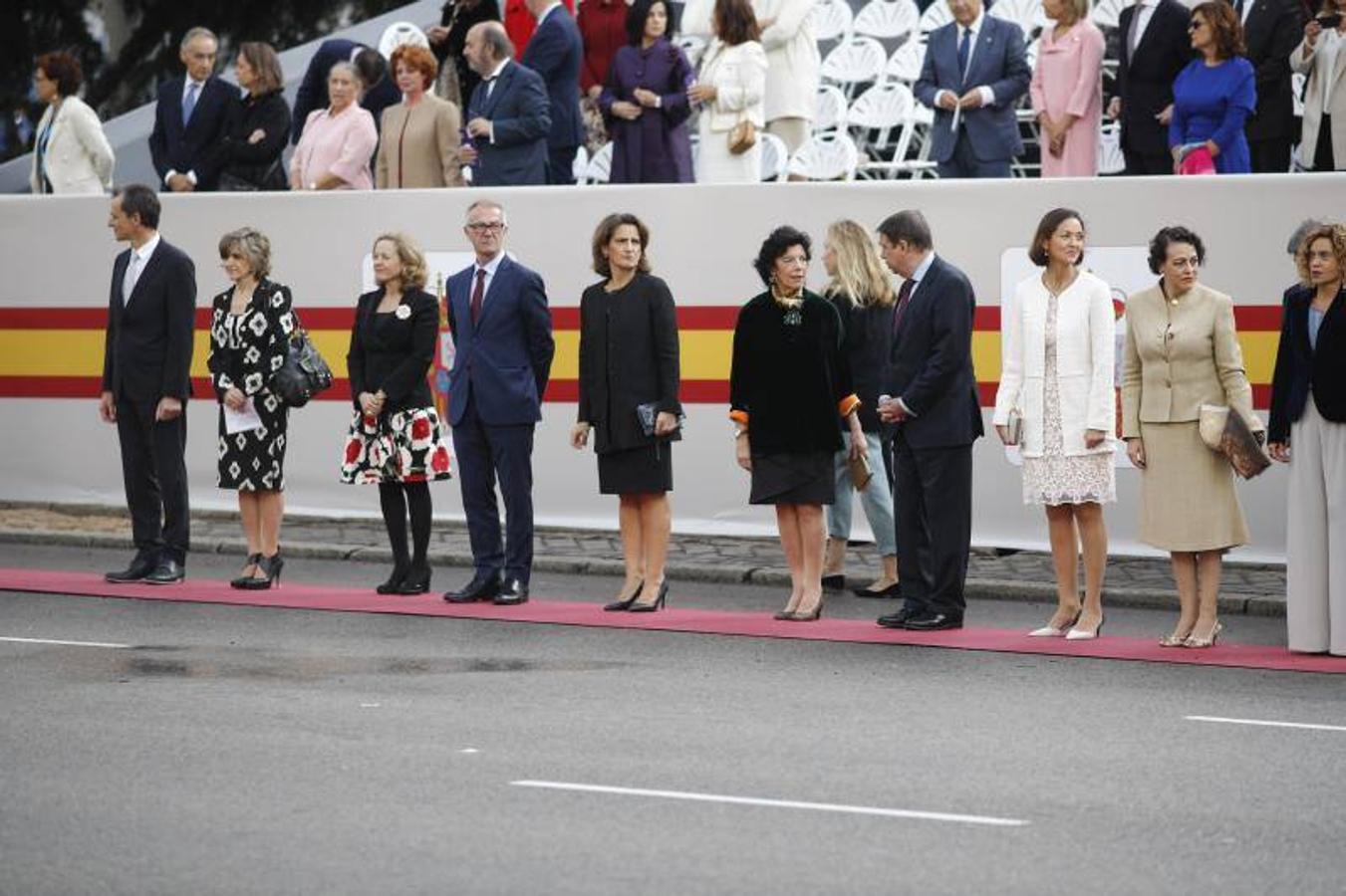 os Reyes han presidido este viernes el desfile del Día de la Fiesta Nacional, que ha llevado al centro de Madrid a casi 4.000 militares de los dos Ejércitos y la Armada, 88 aeronaves y 152 vehículos, acompañados de efectivos de la Guardia Civil, la Policía Nacional, Protección Civil y Salvamento Marítimo. Es el primer 12 de octubre del Gobierno de Pedro Sánchez y también el primero de Pablo Casado como líder del PP.