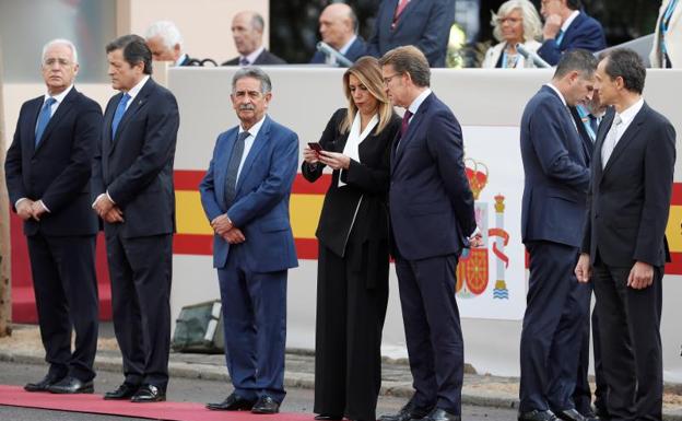 Los presidentes autonómicos, junto a los ministros en Madrid. 