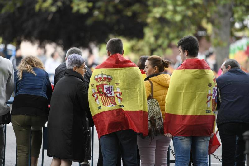 os Reyes han presidido este viernes el desfile del Día de la Fiesta Nacional, que ha llevado al centro de Madrid a casi 4.000 militares de los dos Ejércitos y la Armada, 88 aeronaves y 152 vehículos, acompañados de efectivos de la Guardia Civil, la Policía Nacional, Protección Civil y Salvamento Marítimo. Es el primer 12 de octubre del Gobierno de Pedro Sánchez y también el primero de Pablo Casado como líder del PP.