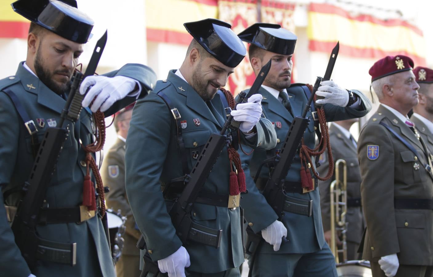 La Guardia Civil ha rendido homenaje a su patrona, la Virgen del Pilar, en el cuartel de Cantarranas. Después de la misa ha tenido lugar la entrega de condecoraciones, homenaje a los caídos y un desfile militar.