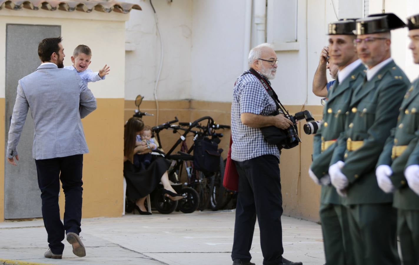 La Guardia Civil ha rendido homenaje a su patrona, la Virgen del Pilar, en el cuartel de Cantarranas. Después de la misa ha tenido lugar la entrega de condecoraciones, homenaje a los caídos y un desfile militar.