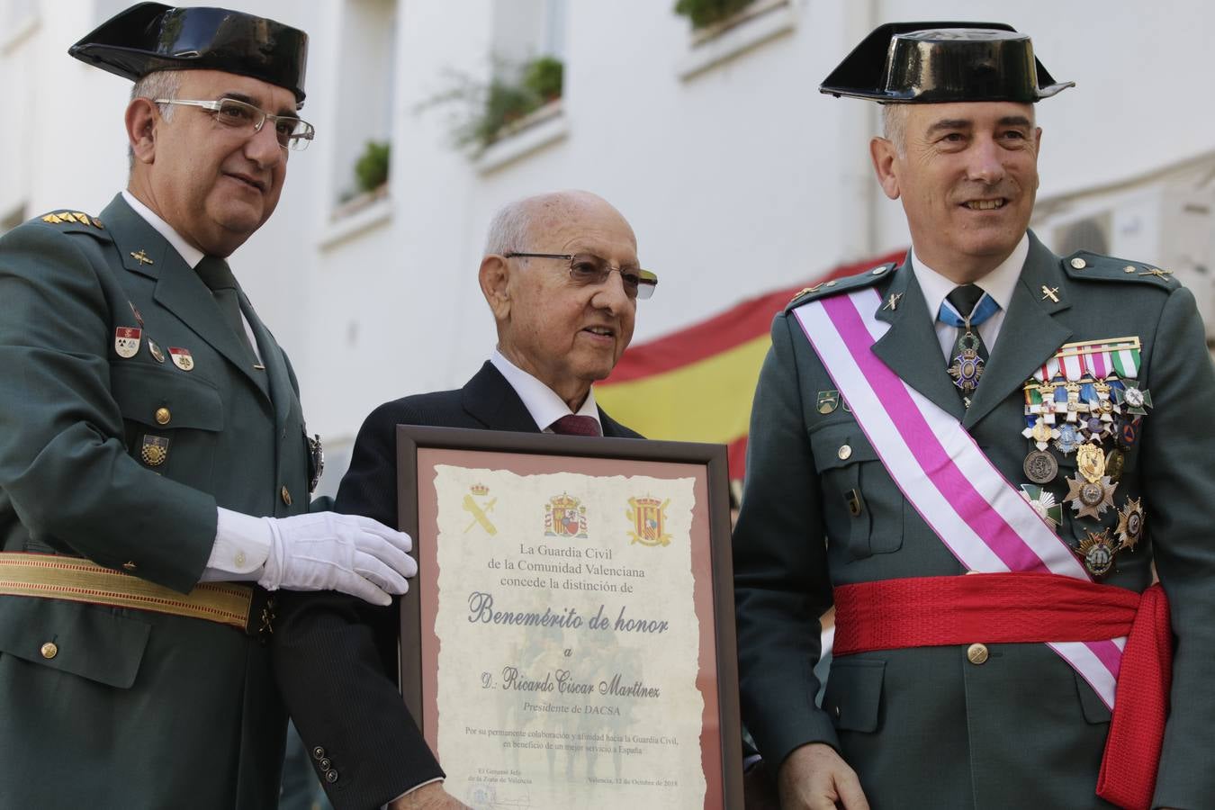 La Guardia Civil ha rendido homenaje a su patrona, la Virgen del Pilar, en el cuartel de Cantarranas. Después de la misa ha tenido lugar la entrega de condecoraciones, homenaje a los caídos y un desfile militar.