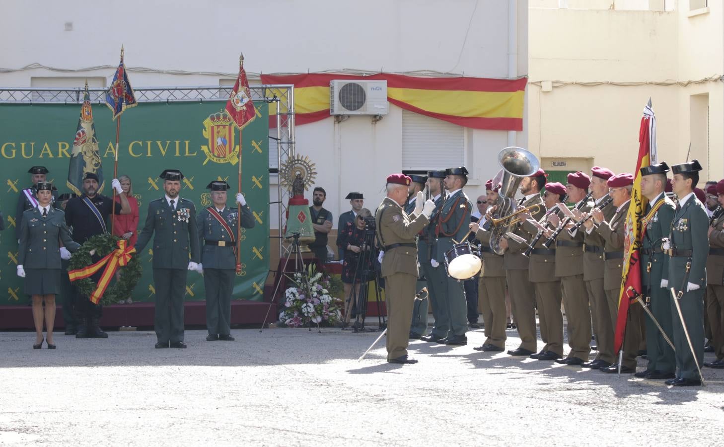 La Guardia Civil ha rendido homenaje a su patrona, la Virgen del Pilar, en el cuartel de Cantarranas. Después de la misa ha tenido lugar la entrega de condecoraciones, homenaje a los caídos y un desfile militar.