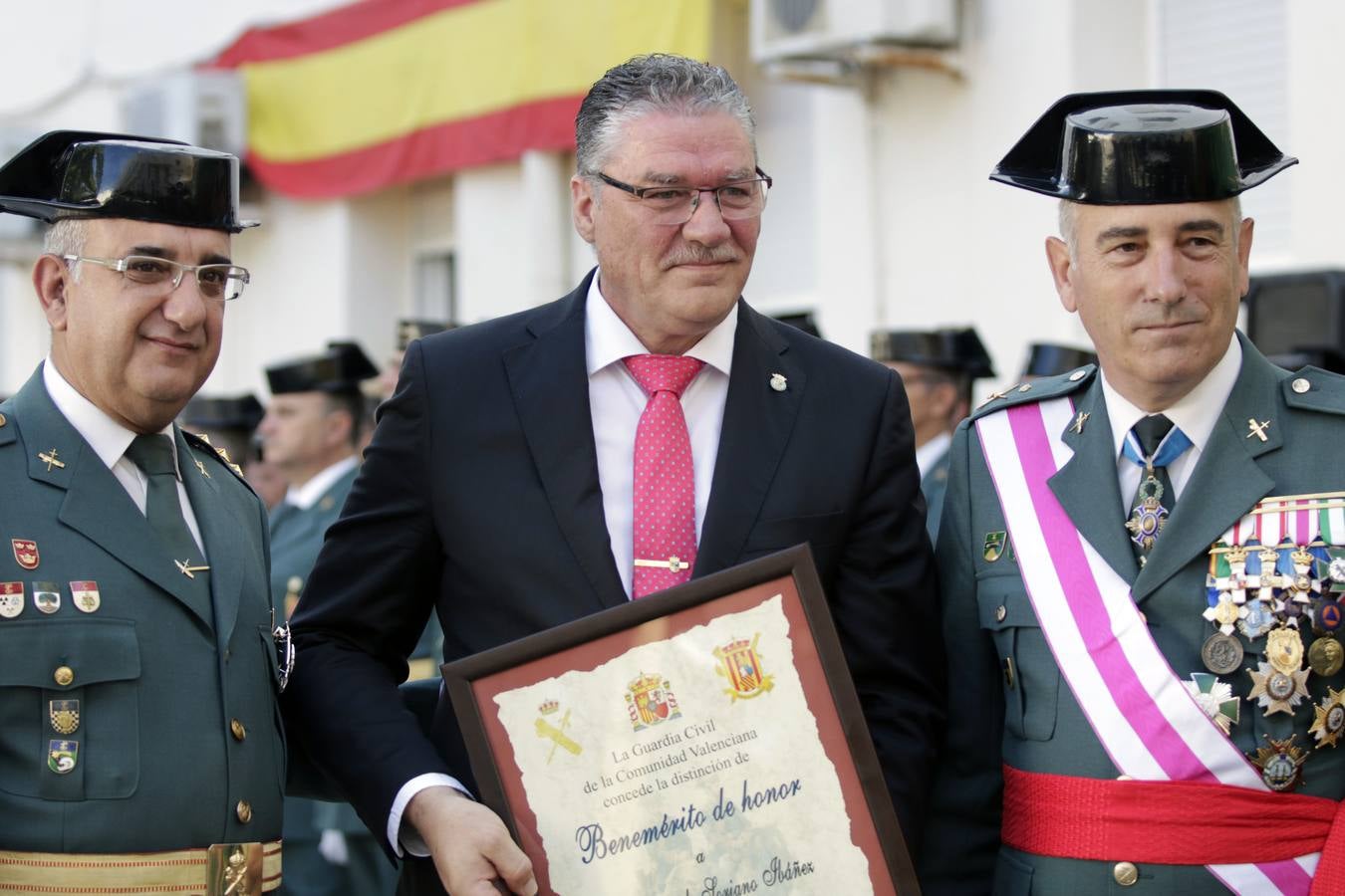 La Guardia Civil ha rendido homenaje a su patrona, la Virgen del Pilar, en el cuartel de Cantarranas. Después de la misa ha tenido lugar la entrega de condecoraciones, homenaje a los caídos y un desfile militar.