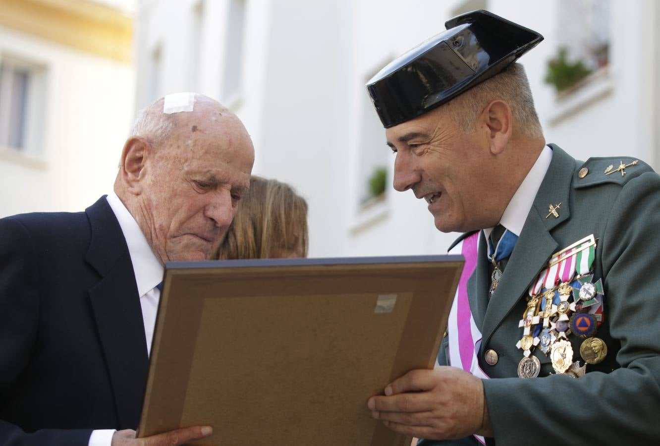 La Guardia Civil ha rendido homenaje a su patrona, la Virgen del Pilar, en el cuartel de Cantarranas. Después de la misa ha tenido lugar la entrega de condecoraciones, homenaje a los caídos y un desfile militar.