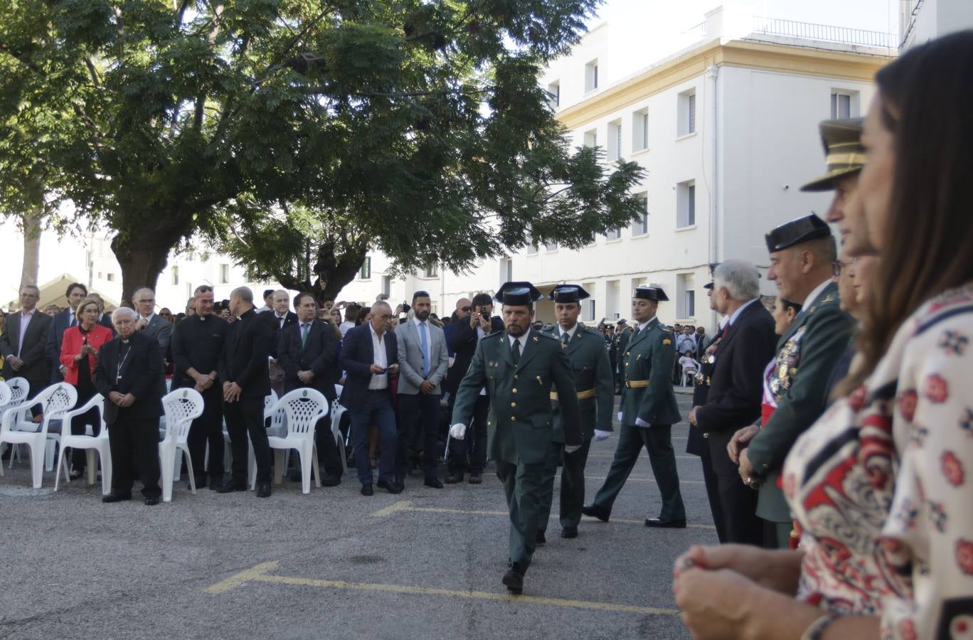 La Guardia Civil ha rendido homenaje a su patrona, la Virgen del Pilar, en el cuartel de Cantarranas. Después de la misa ha tenido lugar la entrega de condecoraciones, homenaje a los caídos y un desfile militar.