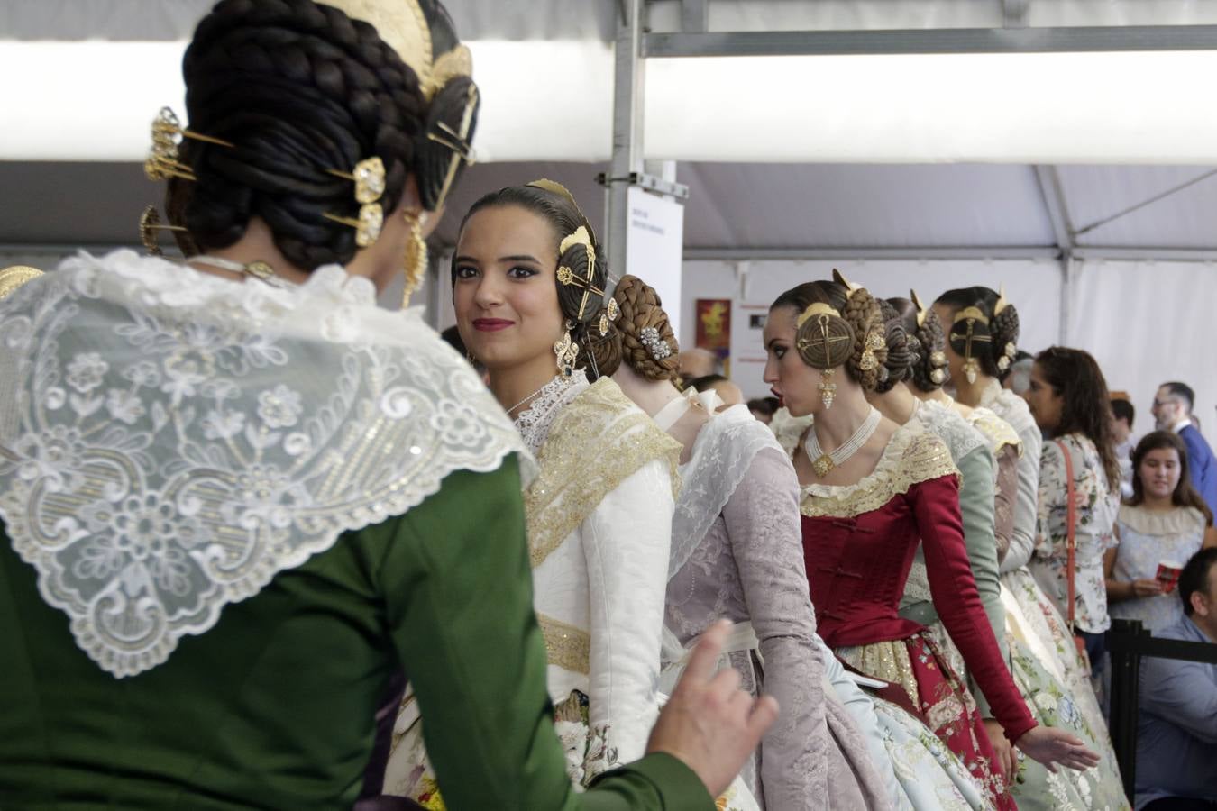 Las falleras mayores de Valencia, Marina Civera y Sara Larrazábal, han visitado este viernes la exposición de maquetas de las fallas 2019.