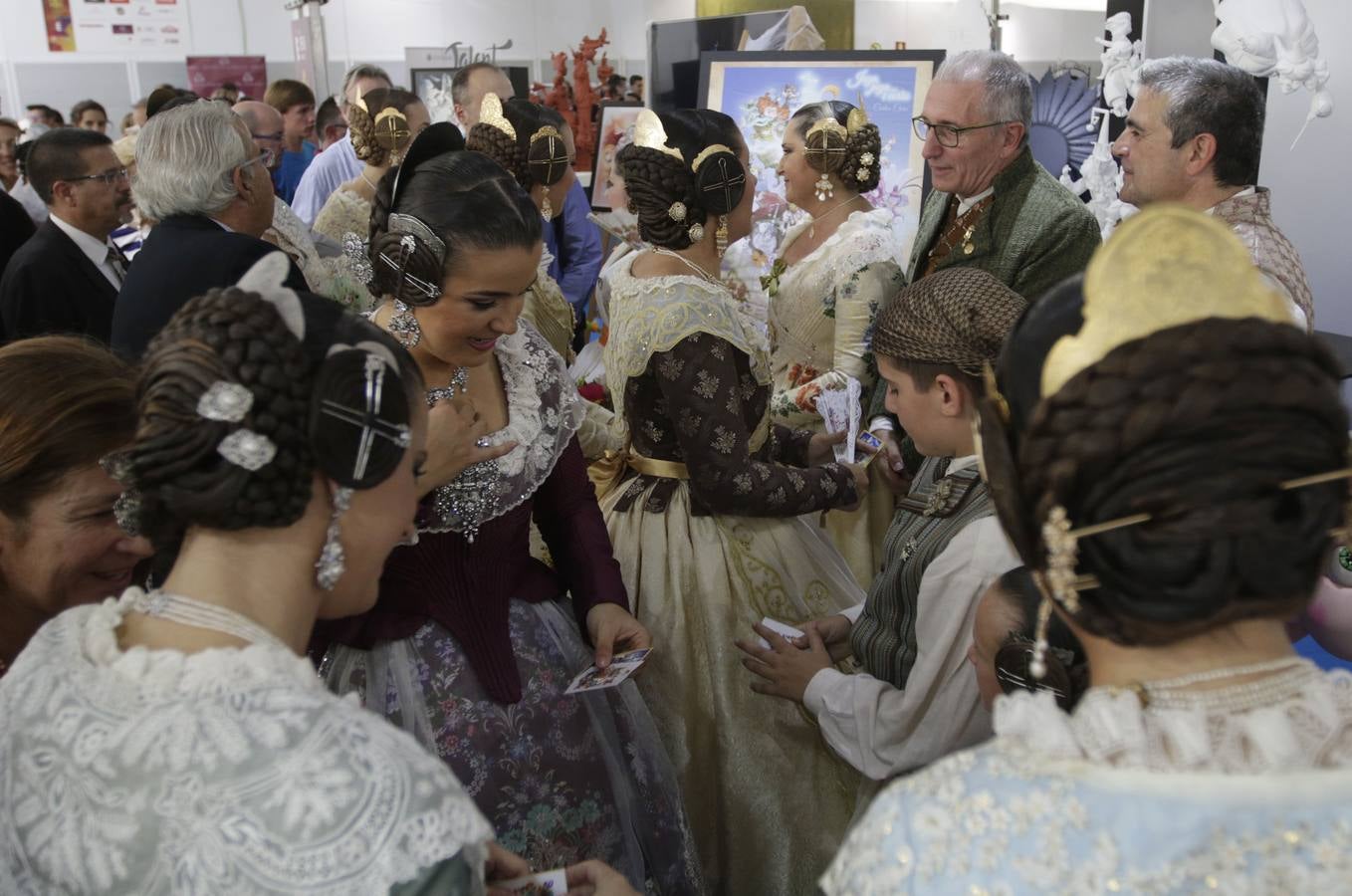 Las falleras mayores de Valencia, Marina Civera y Sara Larrazábal, han visitado este viernes la exposición de maquetas de las fallas 2019.