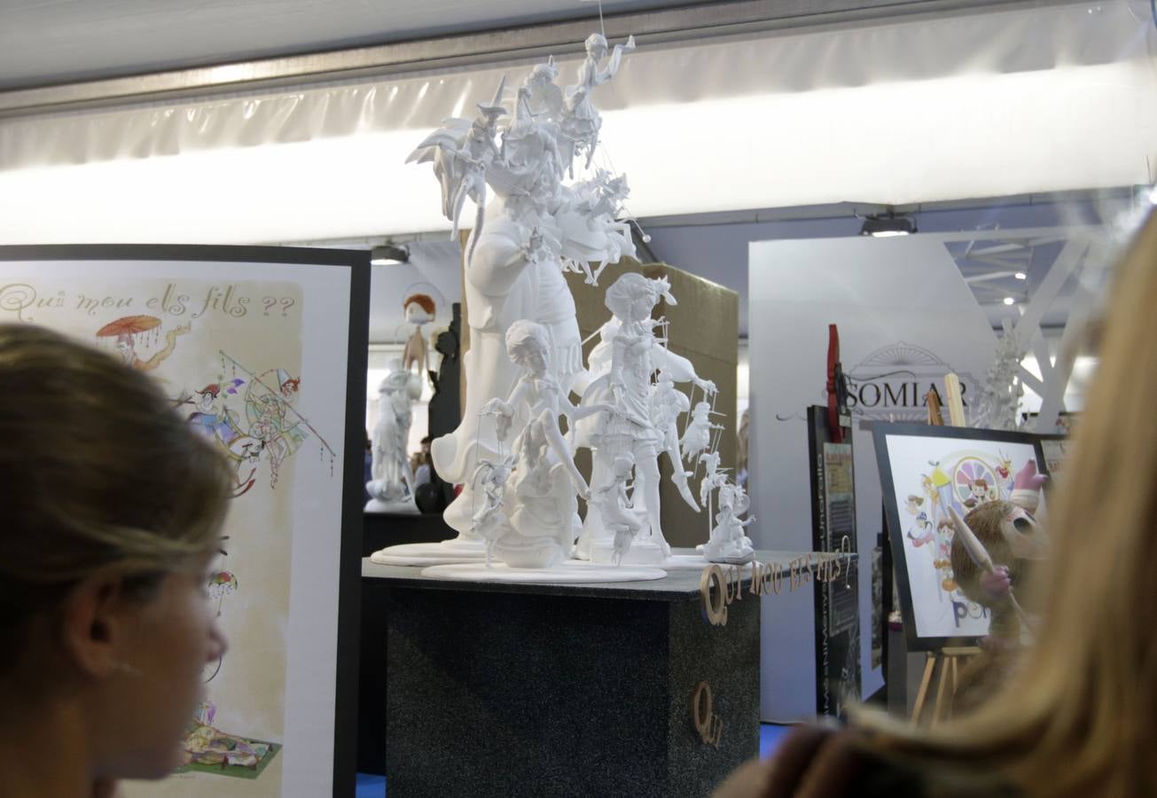 Las falleras mayores de Valencia, Marina Civera y Sara Larrazábal, han visitado este viernes la exposición de maquetas de las fallas 2019.