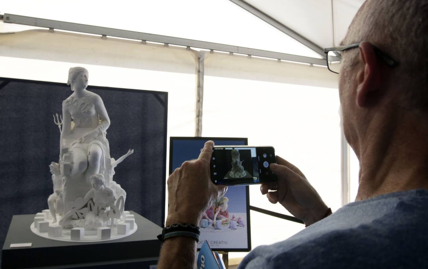 Las falleras mayores de Valencia, Marina Civera y Sara Larrazábal, han visitado este viernes la exposición de maquetas de las fallas 2019.