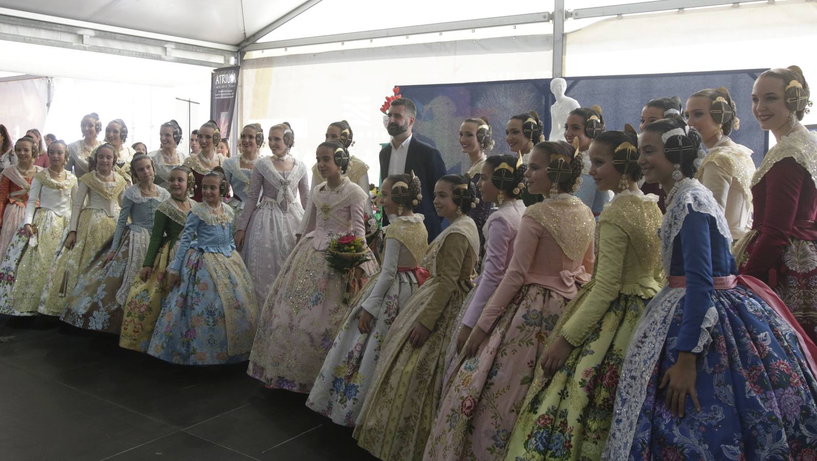 Las falleras mayores de Valencia, Marina Civera y Sara Larrazábal, han visitado este viernes la exposición de maquetas de las fallas 2019.