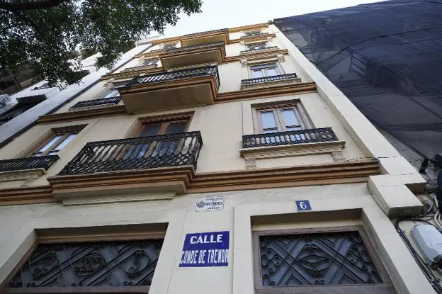 La fachada del edificio que compró el expresidente de Les Corts Julio de España y ahora gestionará la Conselleria de Igualdad. 