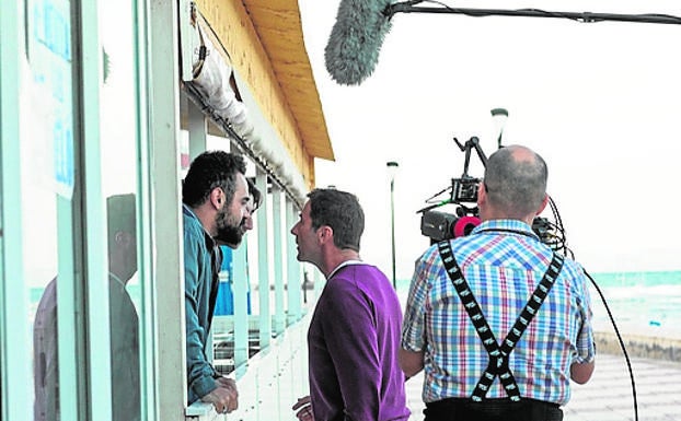 Chiringuito. El actor, en una de las escenas cerca del mar. 