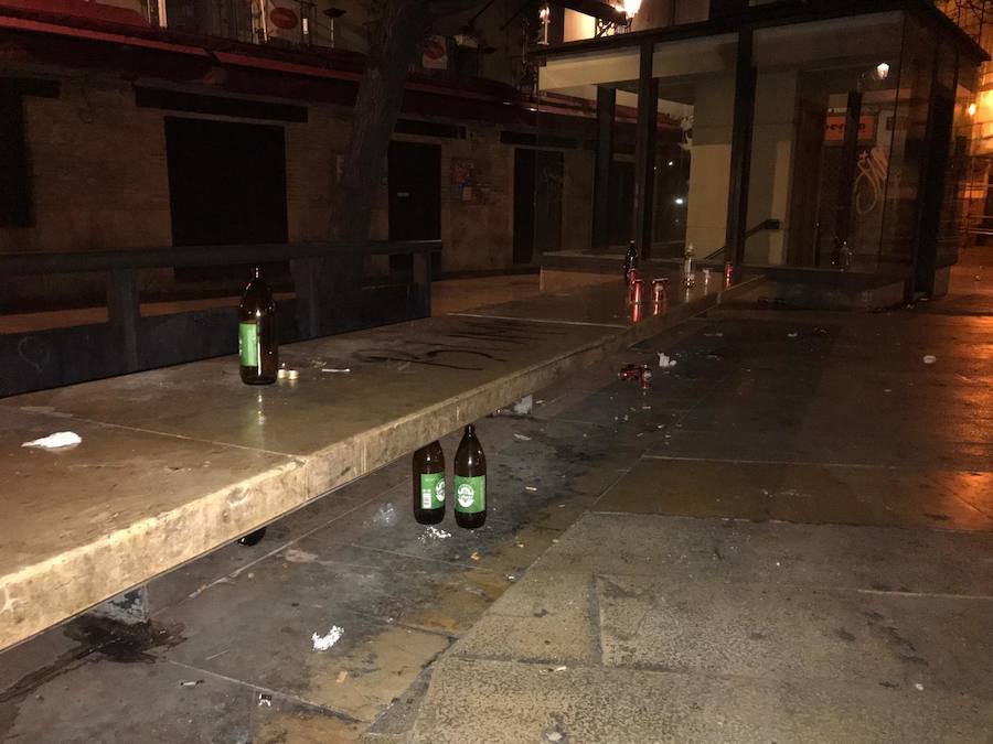 Las reuniones para beber se repiten en la Cruz Cubierta, la plaza de España, la Ciudad de las Artes y el Carmen