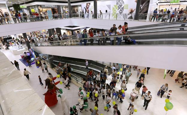 Compras en un centro comercial.