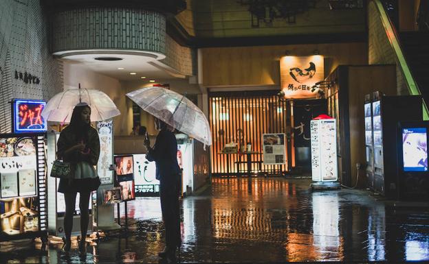 Dos jóvenes conversan en el barrio de Akasaka. 