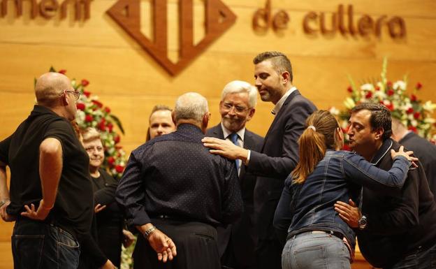 Familiares y amigos se abrazan en la capilla ardiente.